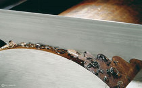 北京带锯床线速度设定过高，为什么会导致带锯条齿尖发热加速锯条的磨损？